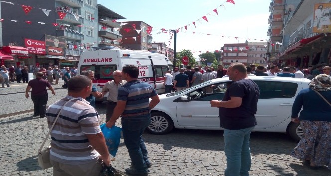 Tekkeköy meydanında 100 kişi birbirine girdi: 10 yaralı