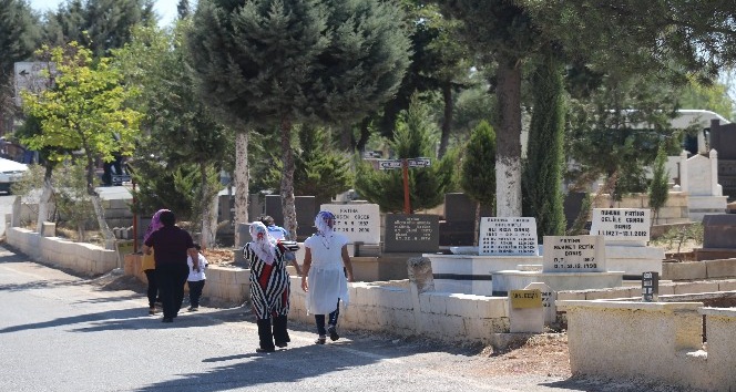 Gaziantep’te mezarlıklar arefe gününde doldu taştı