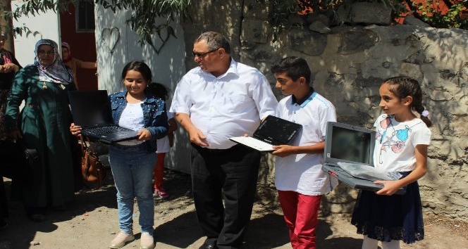 Gümrük Bölge Müdürü’nden köy çocuklarına laptop bağışı kampanyası