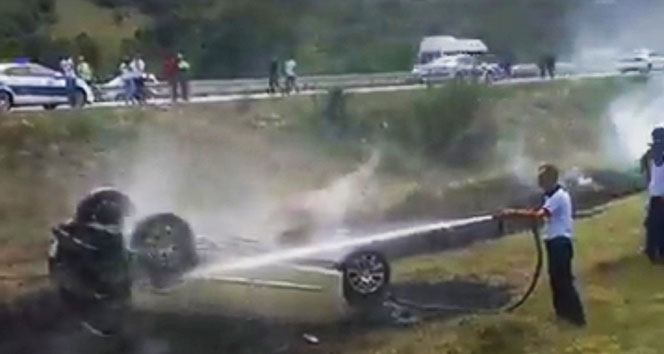 Samsun&#039;da seyir halindeyken yanmaya başlayan otomobil takla attı: 4 yaralı