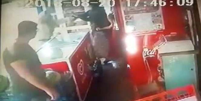 Kan donduran olay! Herkesin gözü önünde defalarca bıçakladı
