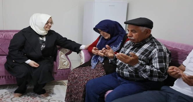 Bakan Selçuk, Ankara’da yaşayan şehit aileleriyle bayramlaştı