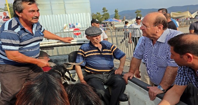 Başkan Özakcan hayvan pazarında vatandaşlarla buluştu