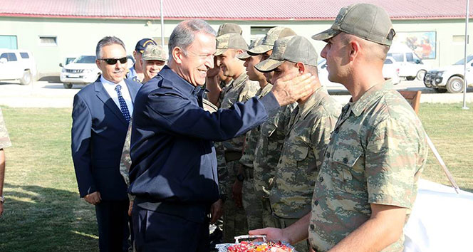 Milli Savunma Bakanı Akar, Yüksekova’da Mehmetçikle bayramlaştı