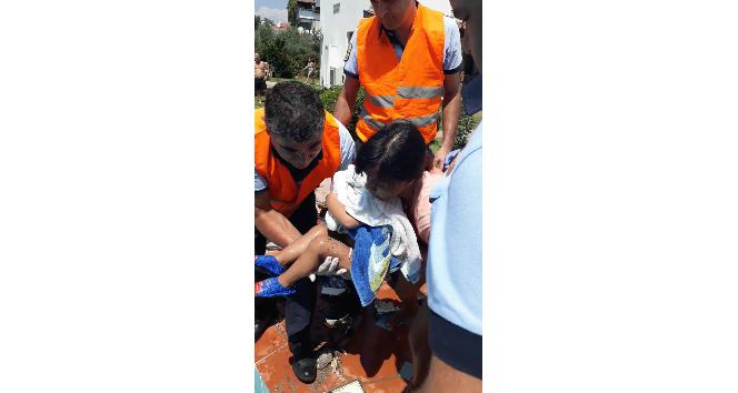 Fethiye’de boruya sıkışan çocuğu itfaiye kurtardı