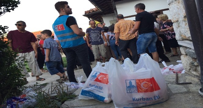 Türkiye’den gönderilen kurban etleri Mehmet Akif Ersoy’un baba ocağında dağıtıldı