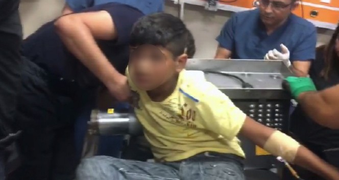 11 yaşındaki çocuk et kıyma makinesine kolunu kaptırdı