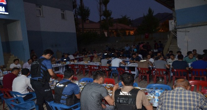 Beytüşşebap’ta polisler kurban kesip vatandaşlarla birlikte akşam yemeği yedi