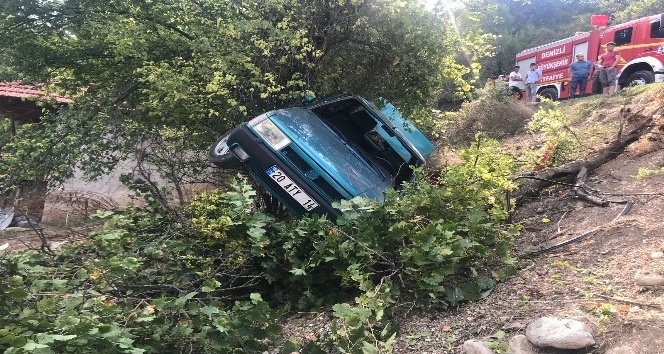 Şarampole devrilen otomobildeki 4 kişi yaralandı