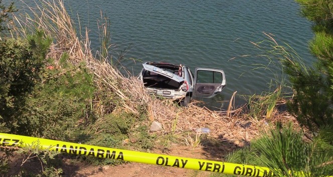 Uşak’ta otomobil gölete uçtu, 4 kişi boğularak hayatını kaybetti (2)