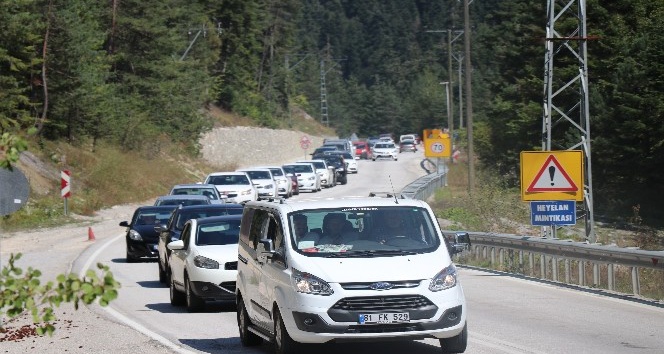 Tatilciler, Abant Tabiat Parkı’nda 5 kilometrelik araç kuyruğu oluşturdu