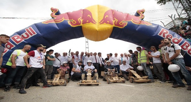 Gençlik ve Spor eski Bakanı Osman Aşkın Bak, Red Bull Formulaz’da tahta araba ile yarıştı