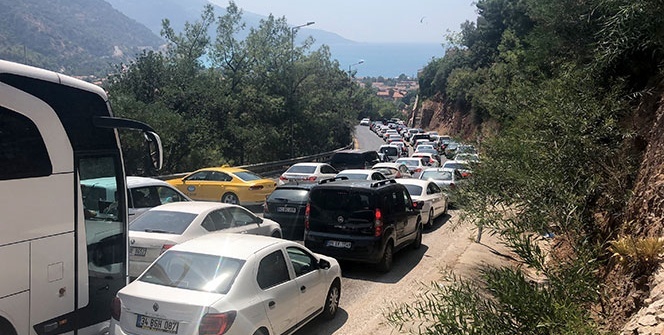 Plaja akın ettiler! Kilometrelerce kuyruk oluştu