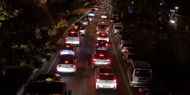 Dönüş yoğunluğu başladı! Trafik kilitlendi
