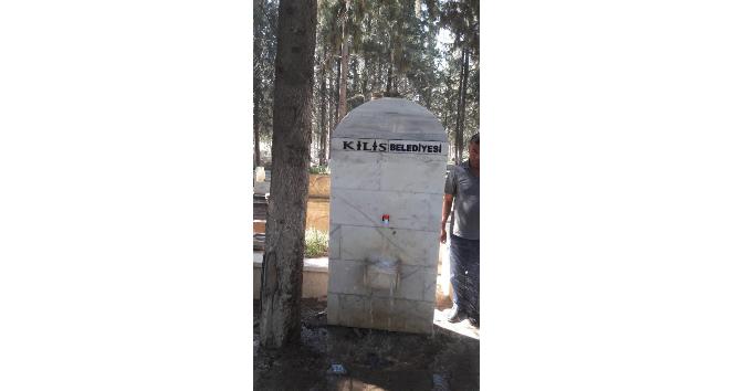 Asri mezarlığa günlük su veriliyor