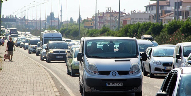 Dönüş çilesi başladı! Uzun kuyruklar oluştu