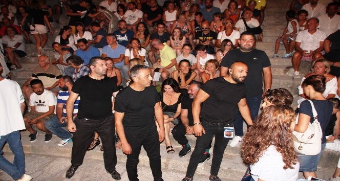 Cem Yılmaz hayranları ile arasına etten duvar ördürdü