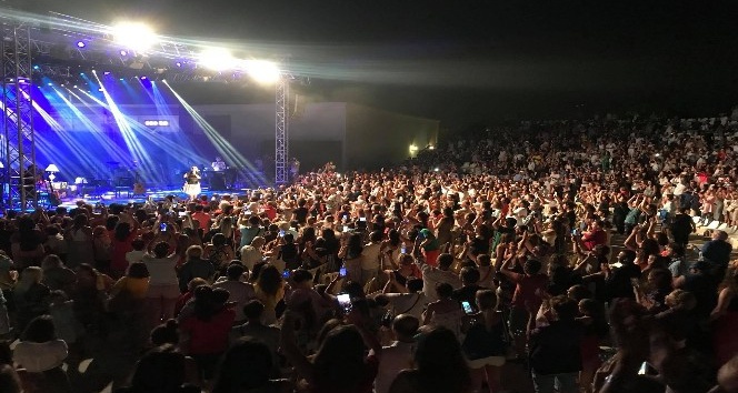 Sertab Erener Kuşadası’nda hayranlarıyla buluştu