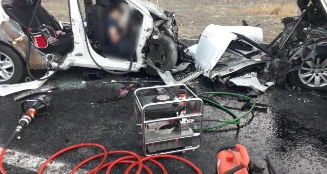 Erzincan’da iki otomobil kafa kafaya çarpıştı: 3’ü çocuk 7 ölü, 3 yaralı