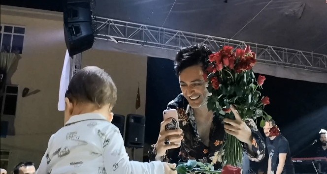Herkes onu o ise minik hayranının fotoğrafını çekmek için dakikalarca uğraştı