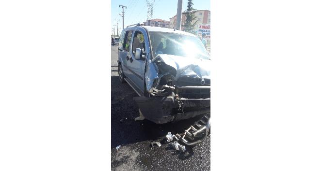 Hafif ticari araçla otomobil çarpıştı: 9 yaralı