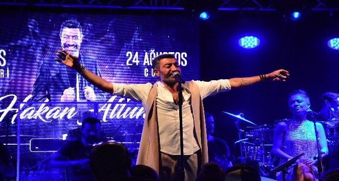 Özlem Yıldız, 41’inci yaşını Hakan Altun sahnesinde kutladı