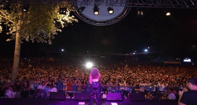 Dursunbey’de Derya Uluğ ve Bahadır Tatlıöz izdihamı