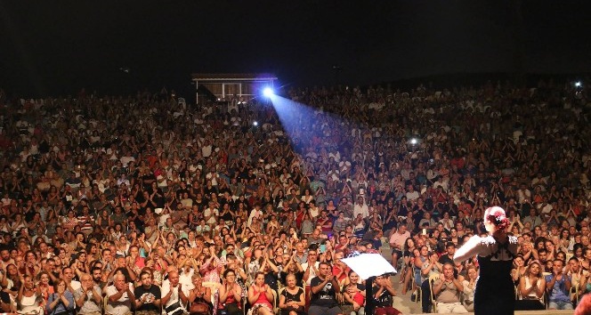 Candan Erçetin Kuşadası’nı salladı, çıplak ayakla raks etti