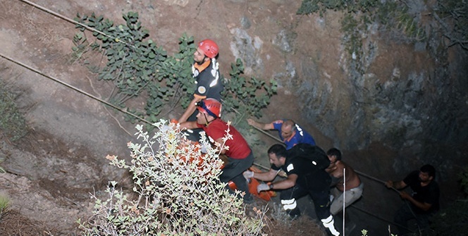 Off-Road sürücüsü 50 metrelik uçurumdan uçtu