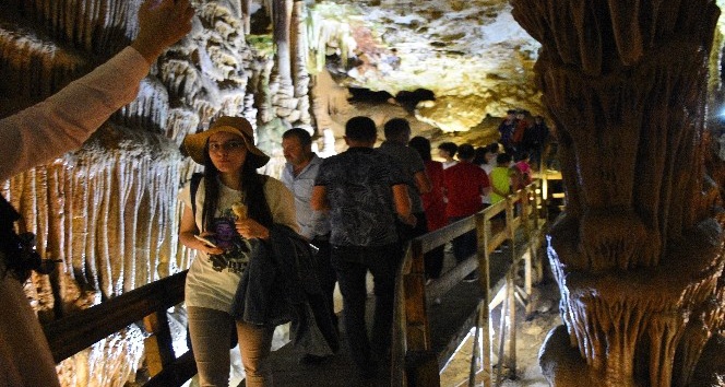 Karaca Mağarası bayram tatilinde doldu taştı