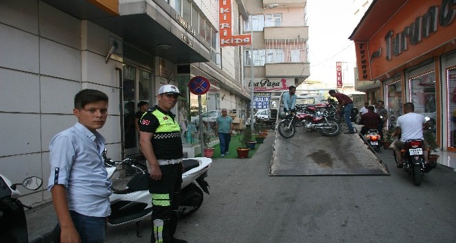 Park yasağına uymayan motosikletler ceza yazılıyor