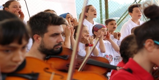 Hayratlı ve Kadıköylü çocuklar birlikte konser verdi