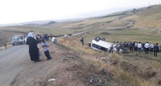 Ağrı’da kaçak göçmenleri taşıyan minibüs şarampole devrildi: 21 yaralı