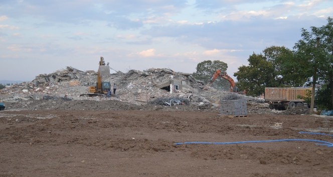 Ağrı’da belediye binasının yıkımı tamamlandı