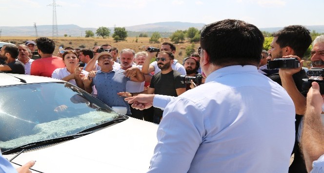 HDP’li vekil güvenlik güçleriyle tartıştı aracıyla yolu kapattı