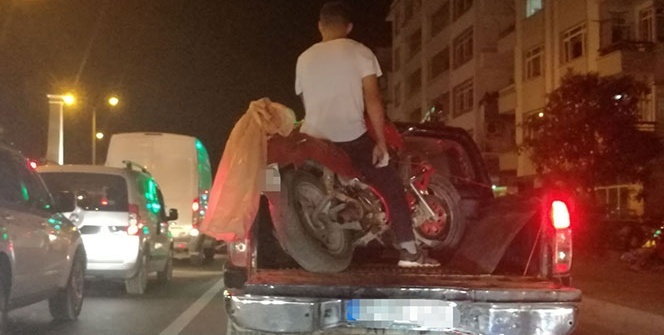 Kamyonetin üzerindeki motosiklette şaşırtan görüntü
