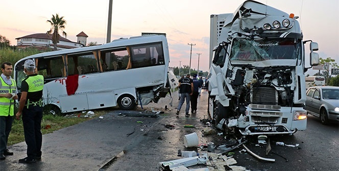 Rus turistleri taşıyan midibüse tır çarptı! Çok sayıda yaralı var...
