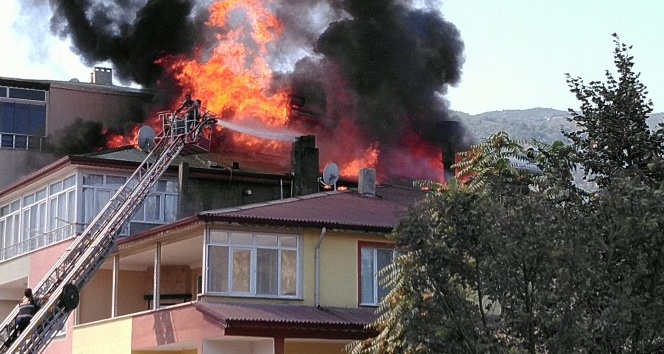 Tokat’ta 3 katlı binanın çatısı alev alev yandı