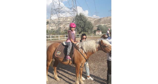 NEVÜ’de engelli çocuklara atlı terapi uygulanıyor