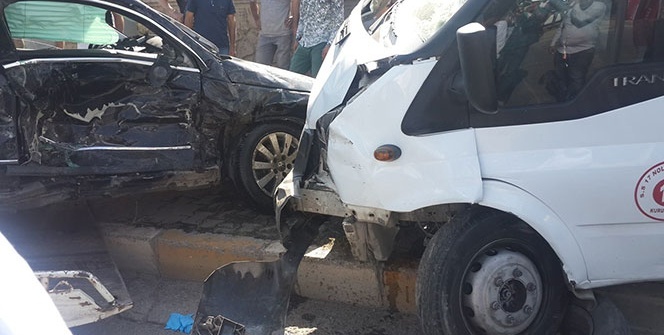 Yolcu minibüsü ile otomobil çarpıştı: 12 yaralı...