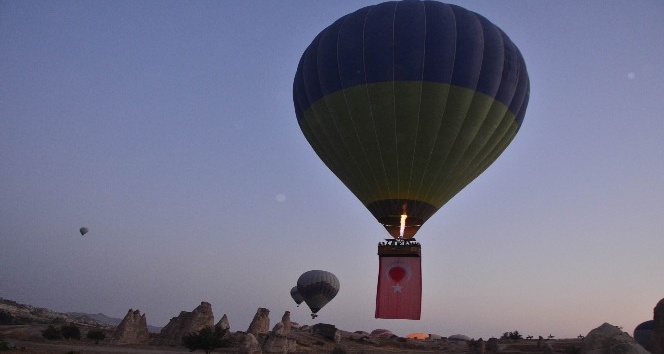 Kapadokya’da balonlar Türk bayraklarıyla havalandı