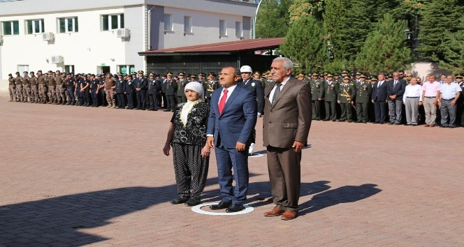 Vali Sonel, şehit annesiyle birlikte Atatürk anıtına çelenk koydu