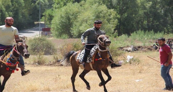 Solhan’da yöresel at yarışları ile çifte kutlama