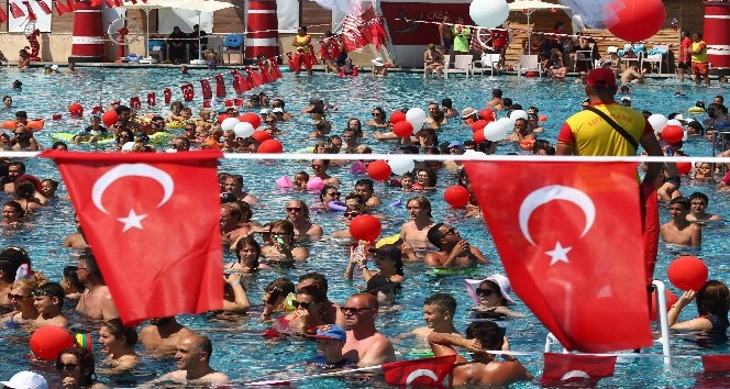3 bin tatilciden 30 Ağustos’ta rekor denemesi