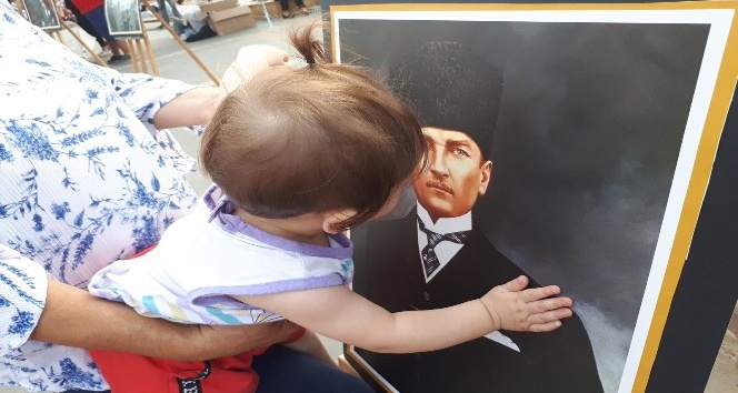 10 aylık Esra bebeğin Atatürk sevgisi