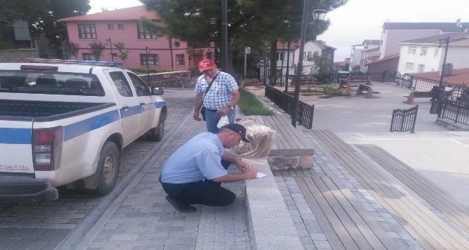 İzmit Zabıtası’ndan 51 seyyar satıcıya işlem