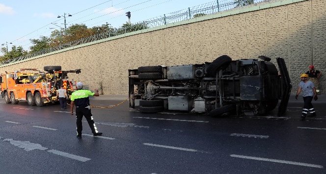 Topkapı’da göreve giden TOMA aracı devrildi