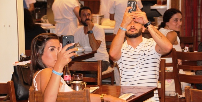 Onları görünce hemen telefona sarıldılar!
