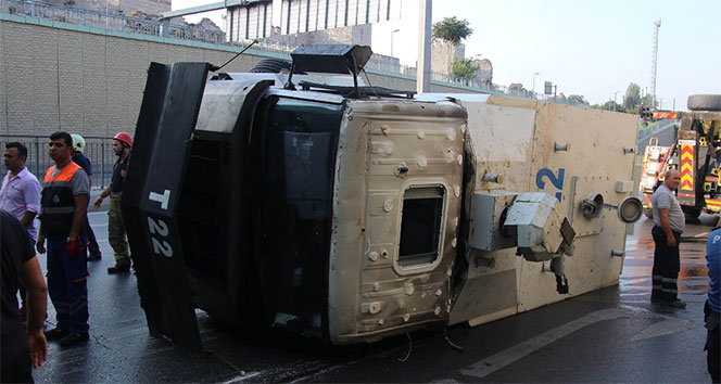 Topkapı’da göreve giden TOMA aracı devrildi