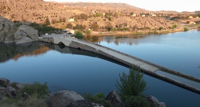 Selçuklu dönemine ait Çeşnigir Köprüsü asırlardır ayakta duruyor